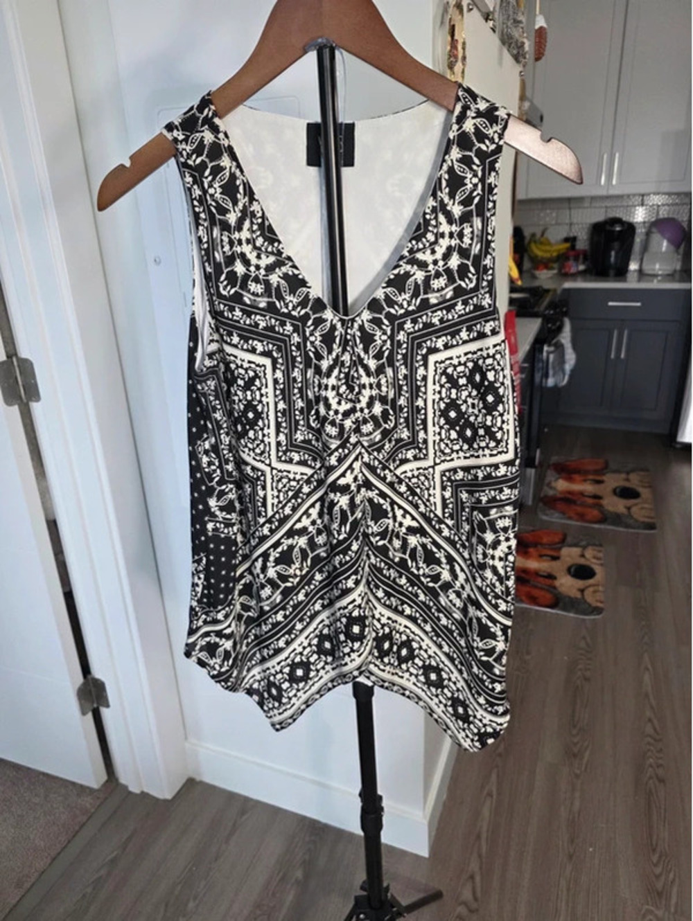 W5 Women's Black and White Patterned Sleeveless Blouse Size Small